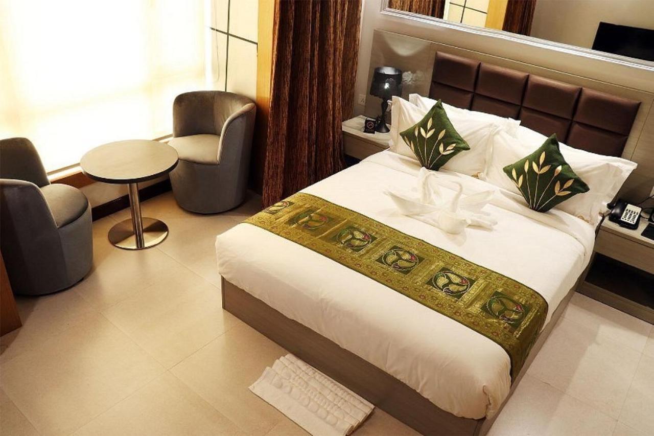 Aristocrat Hotel Kalküta Dış mekan fotoğraf