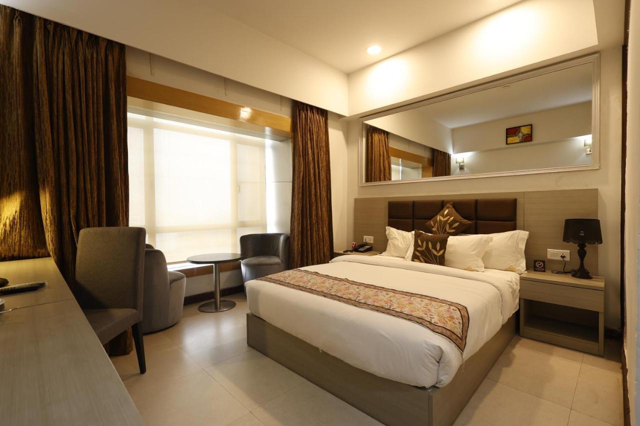 Aristocrat Hotel Kalküta Dış mekan fotoğraf
