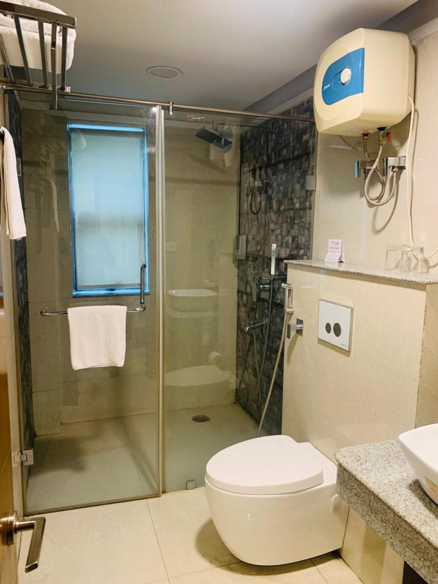 Aristocrat Hotel Kalküta Dış mekan fotoğraf