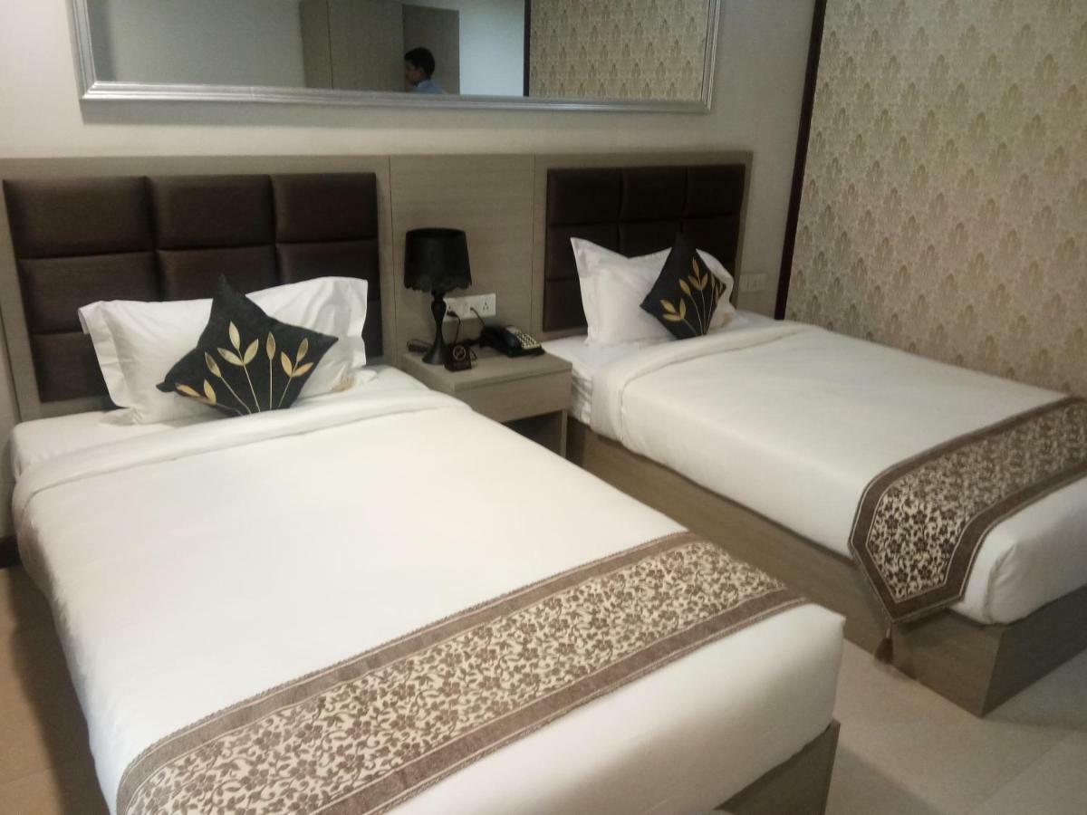 Aristocrat Hotel Kalküta Dış mekan fotoğraf