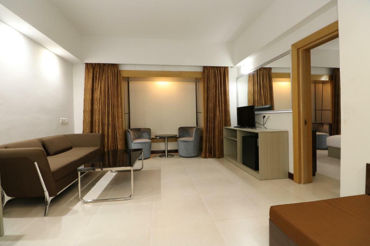 Aristocrat Hotel Kalküta Dış mekan fotoğraf