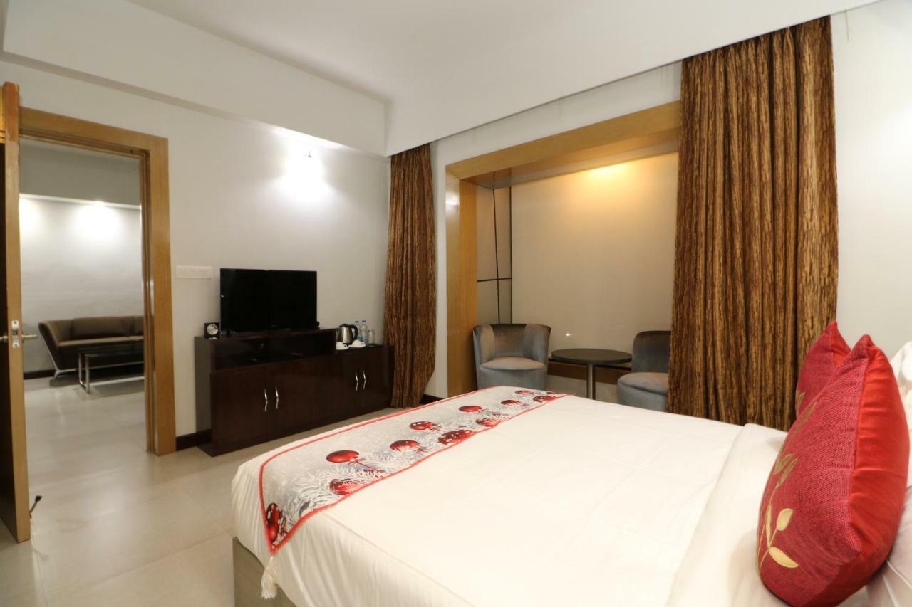 Aristocrat Hotel Kalküta Dış mekan fotoğraf