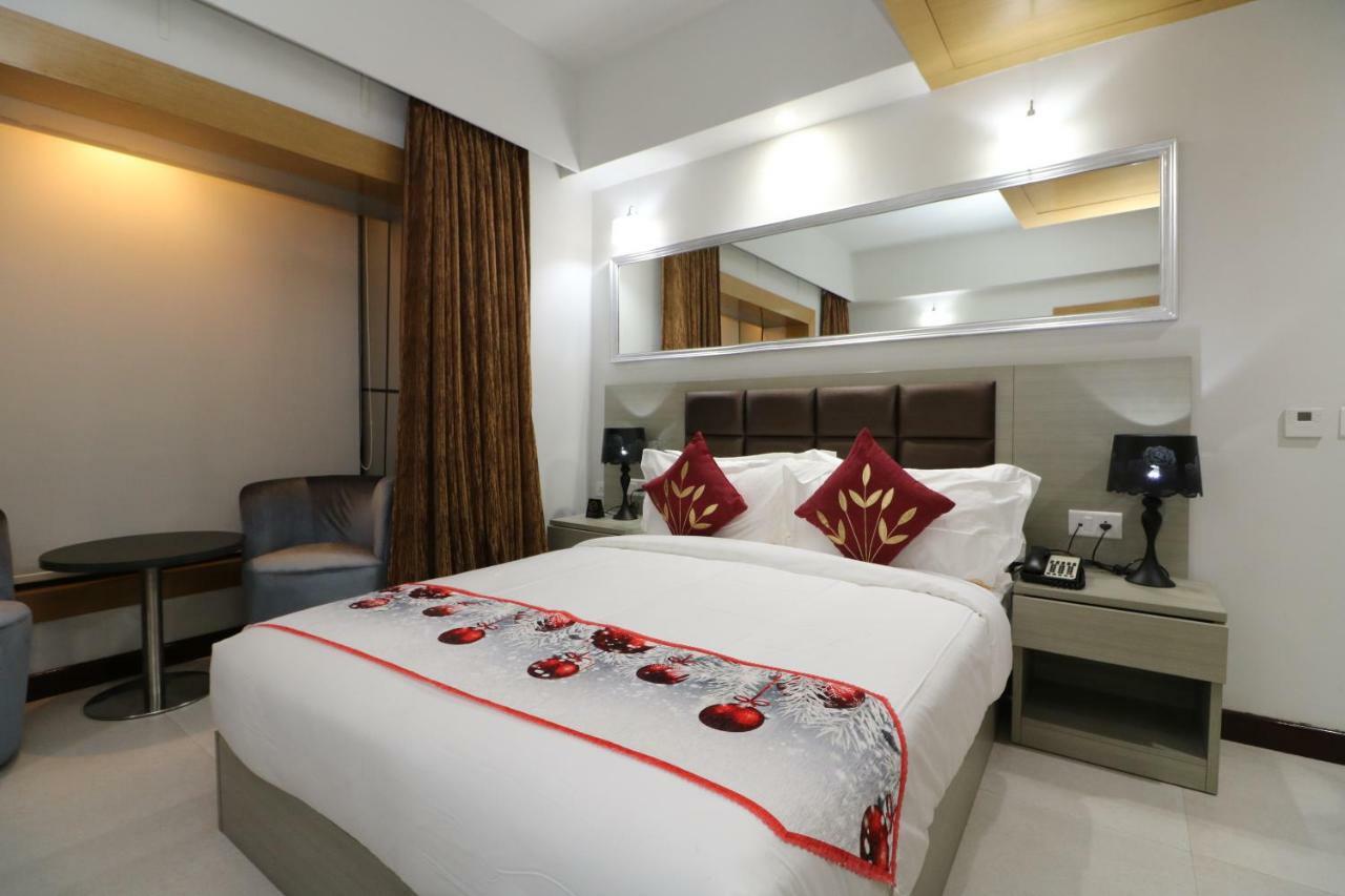 Aristocrat Hotel Kalküta Dış mekan fotoğraf